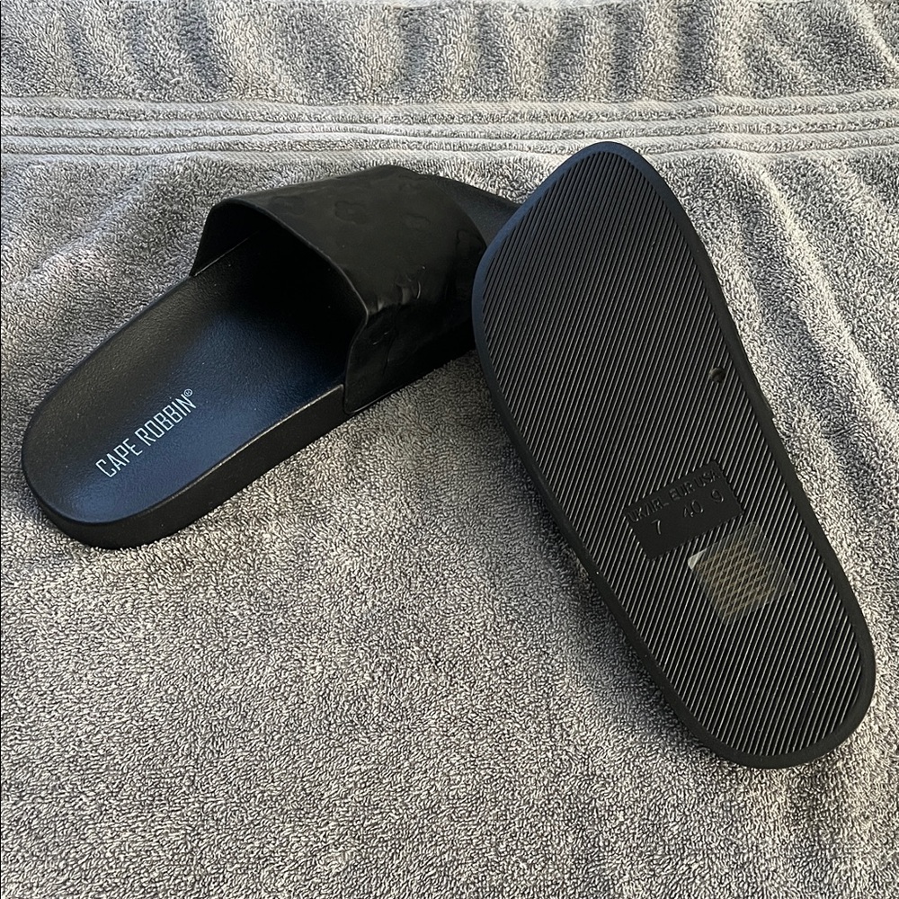 Cape Robbin Classic Black Slides